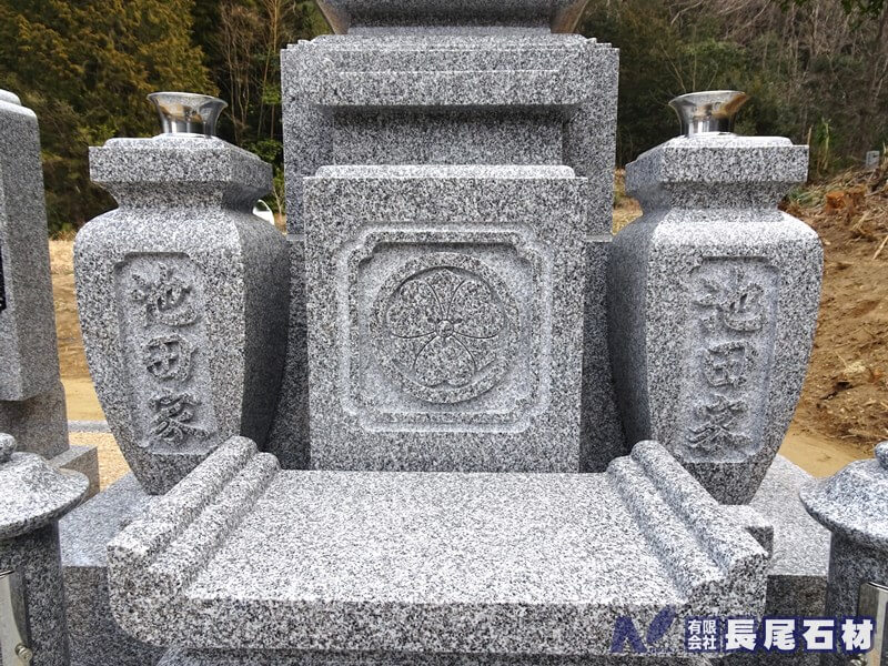 大島石のお墓に家紋彫刻